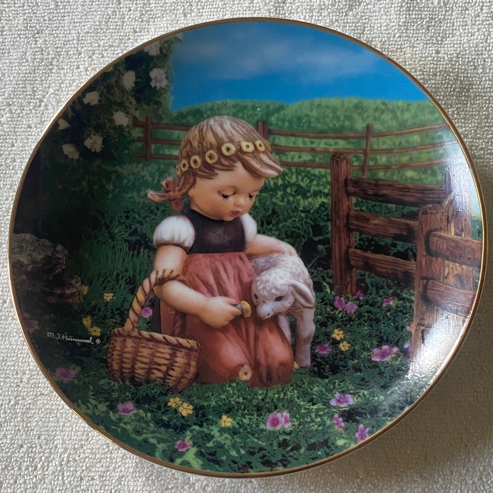 Hummel White Porcelain Collector Plate "Favorite Pet" Backstamp